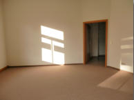 Wohnzimmer (Blick vom Fenster RMStr.  her, links Tr zum Korridor)